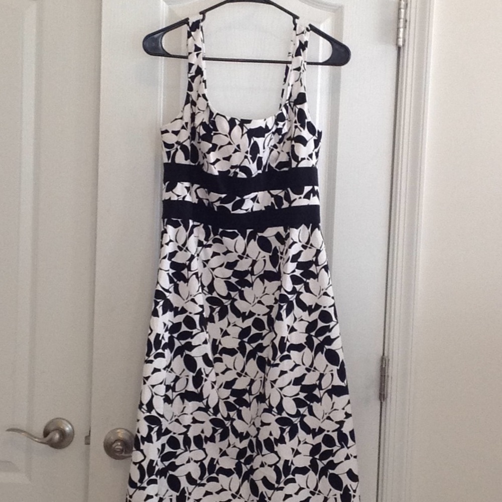 White House Black Market sleeveless flower dress - Picture 1 of 3